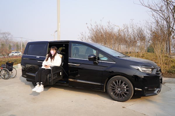 free-photo-of-disabled-woman-getting-off-a-black-car