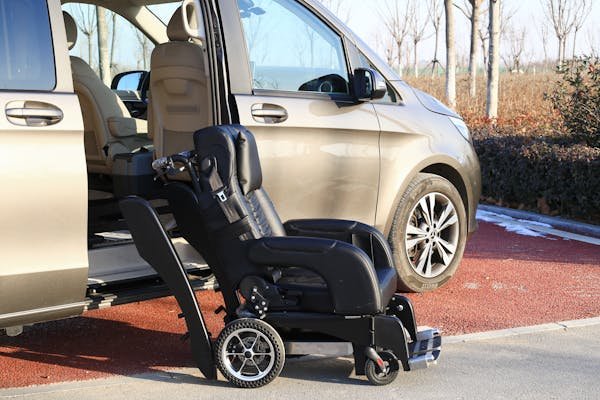 free-photo-of-wheelchair-seat-near-car
